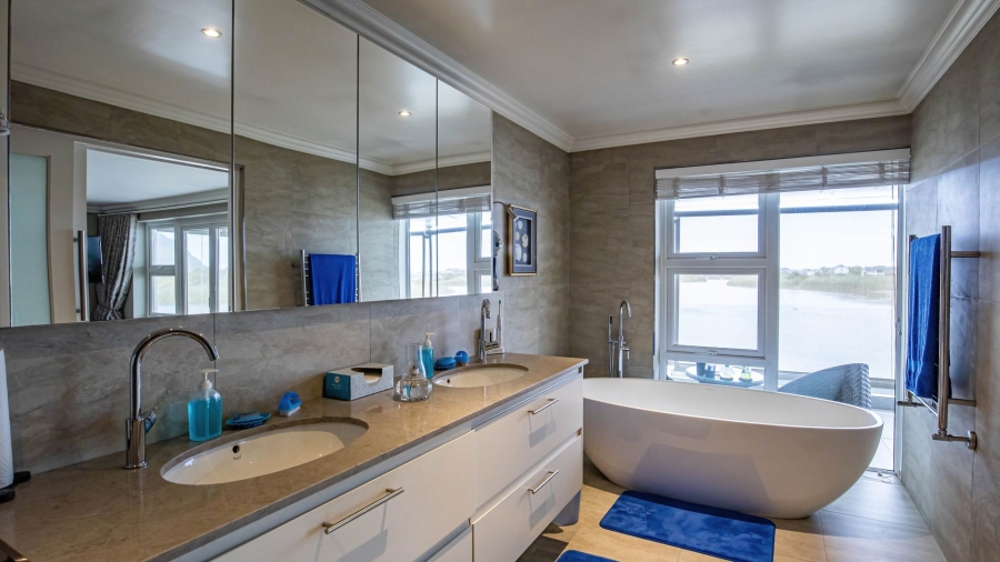 3 Bedroom Property for Sale in Lake Michelle Western Cape